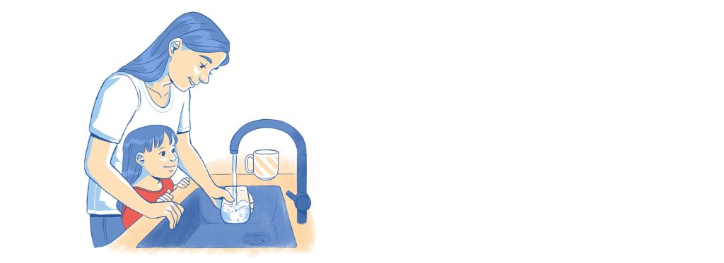 Äiti ja lapsi vesilasia täyttämässä